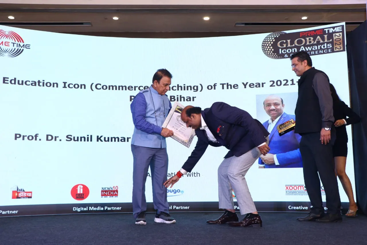 Commerce coaching education icon award presented to Zenith director